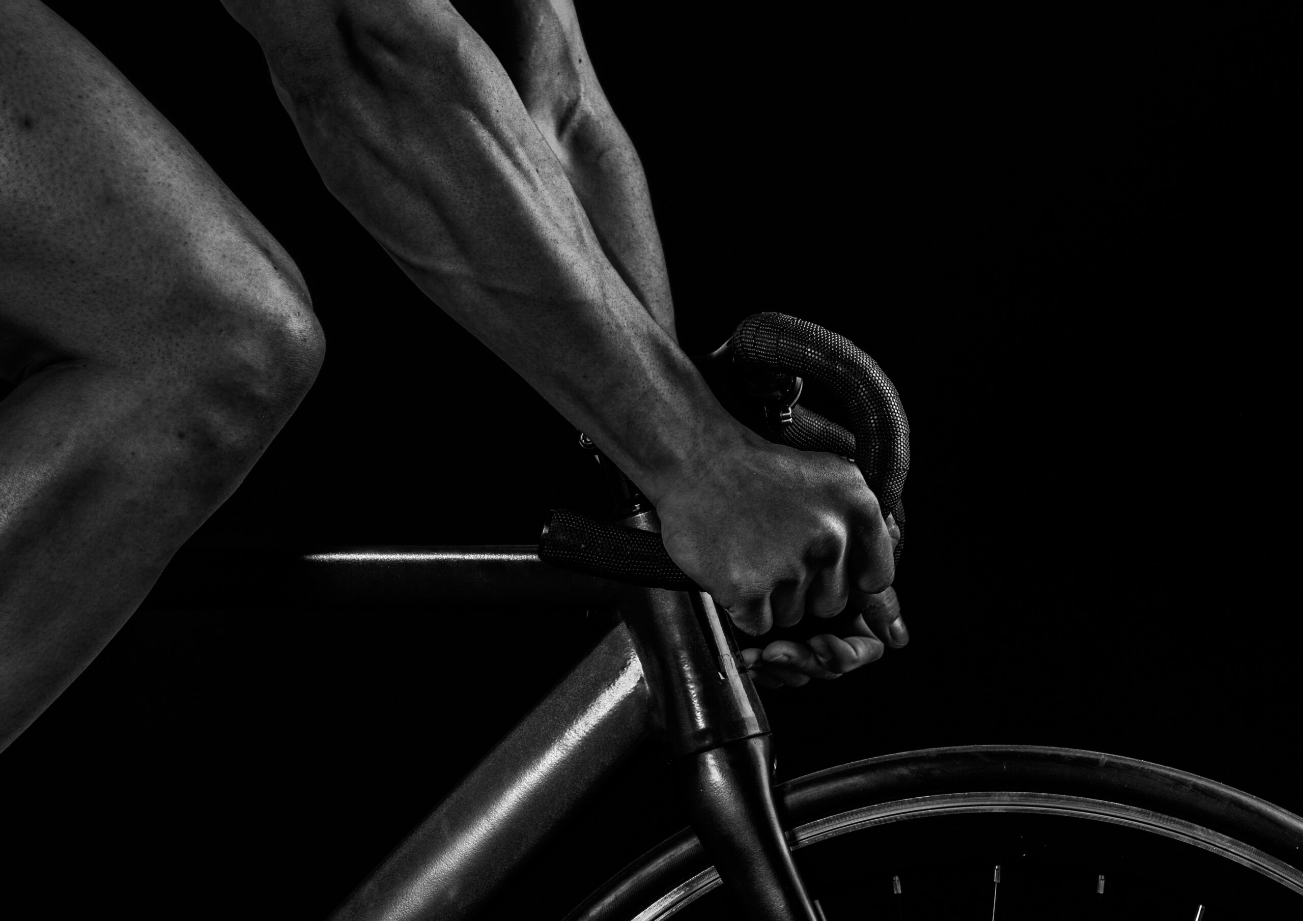 image d'un homme sur un velo noir et blanc
