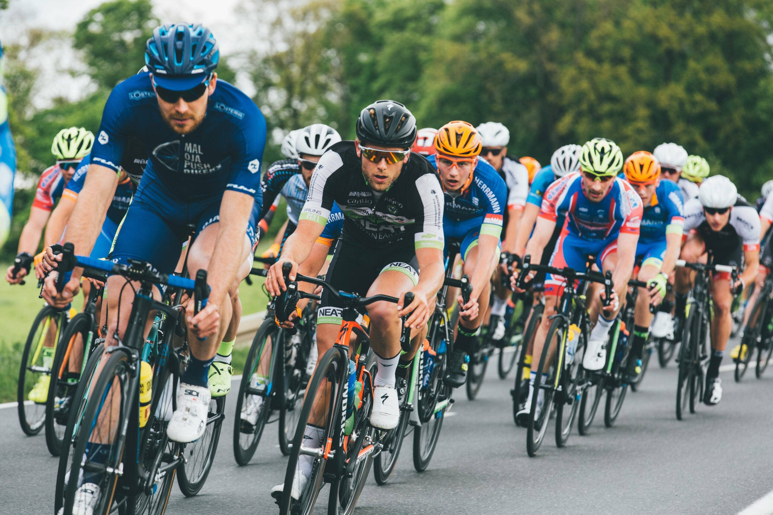 groupe de cyclistes en compétition
